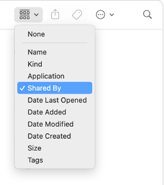 L'icona Raggruppamento nella barra degli strumenti della finestra del Finder con il menu a comparsa Raggruppamento aperto e l'opzione “Condiviso da” selezionata.