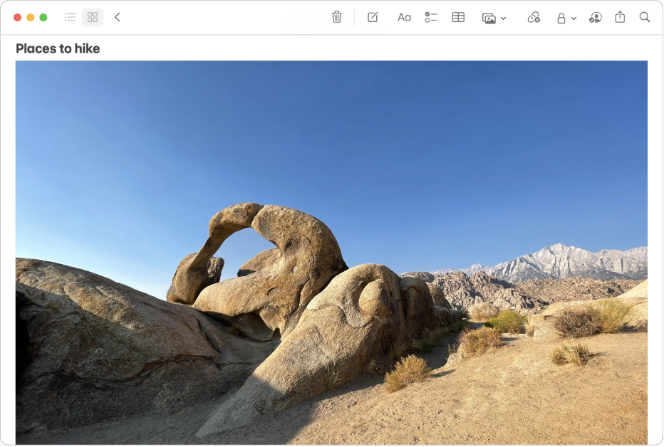 Een notitie met een grote foto van een rotsachtig landschap.