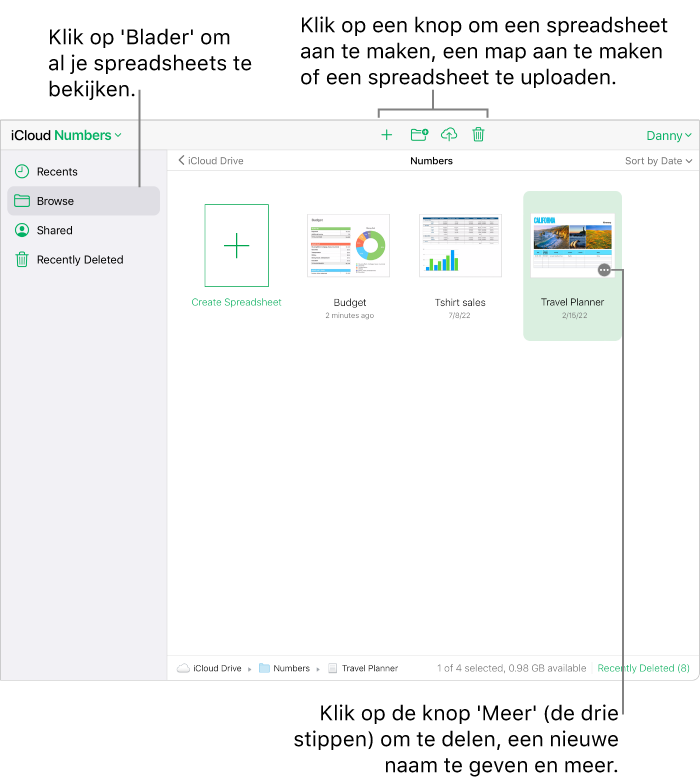 De spreadsheetmanager in bladerweergave. De knop 'Meer' (drie stippen) is zichtbaar in de rechteronderhoek van de geselecteerde spreadsheet. Knoppen om een nieuwe spreadsheet of map aan te maken en om een spreadsheet te uploaden of verwijderen worden bovenaan in het midden van de knoppenbalk weergegeven. In de rechterbovenhoek zijn er knoppen voor het versturen van feedback, schakelen tussen iCloud-programma’s, aanmaken van nieuwe documenten, en beheren van je accountinstellingen.