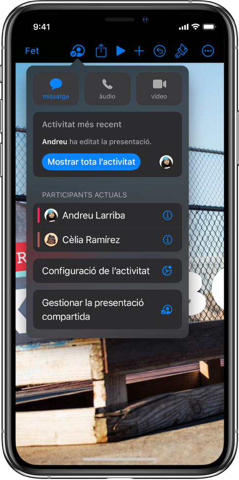 Pantalla “Afegir persones”, que mostra una imatge de la presentació que s’ha de compartir. A sota hi ha els botons amb maneres d’enviar la invitació, com ara l’app Missatges i el Mail, “Copiar l’enllaç” i Més. A la part inferior hi ha el botó “Opcions de compartir”.