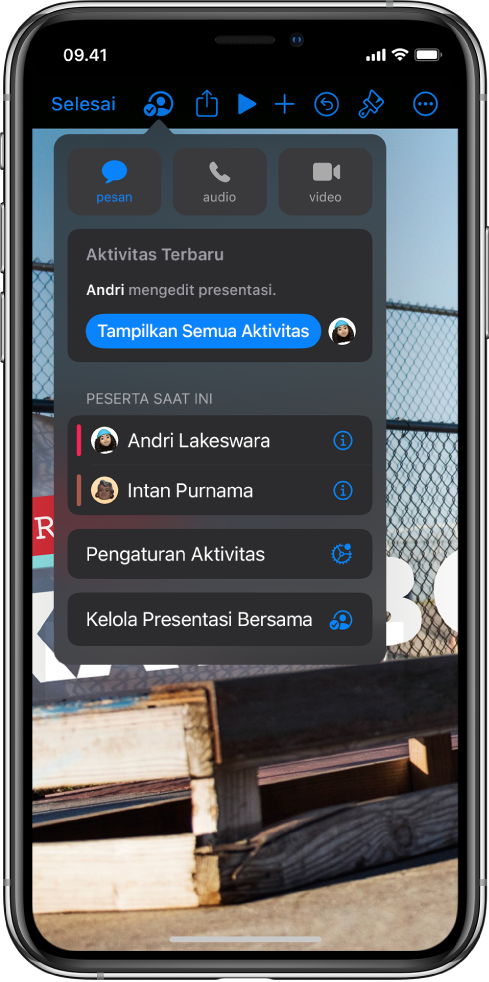 Layar Tambah Orang menampilkan gambar presentasi untuk dibagikan. Di bawahnya tombol untuk cara mengirimkan undangan, termasuk Pesan, Mail, Salin Tautan, dan Lainnya. Di bagian bawah terdapat tombol Pilihan Bagikan.