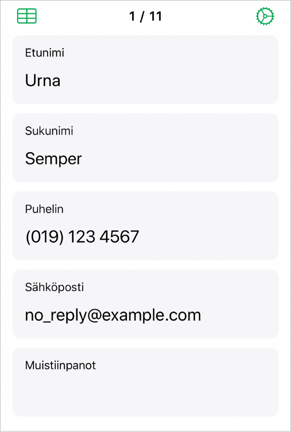 Lomakkeen yksi tietue, jossa on kentät muun muassa nimelle, puhelinnumerolle ja sähköpostille. Lisäksi näkyvillä ovat säätimet, joilla voidaan katsoa linkitettyä taulukkoa ja lomakkeen asetustilaa sekä vaihtaa tietueiden välillä.