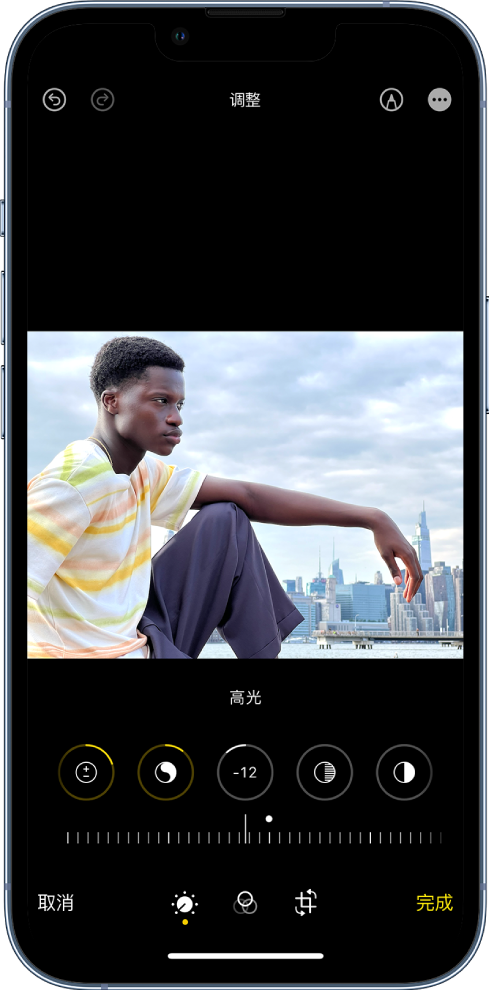 “照片” App 中的编辑屏幕。照片位于屏幕中央。照片下方是编辑按钮;“亮度”已选中。编辑按钮下方是用于调整亮度级别的滑块。滑块下方从左到右依次为“取消”、“调整”、“滤镜”、“裁剪”和“完成”按钮。“更多选项”按钮位于右上角。