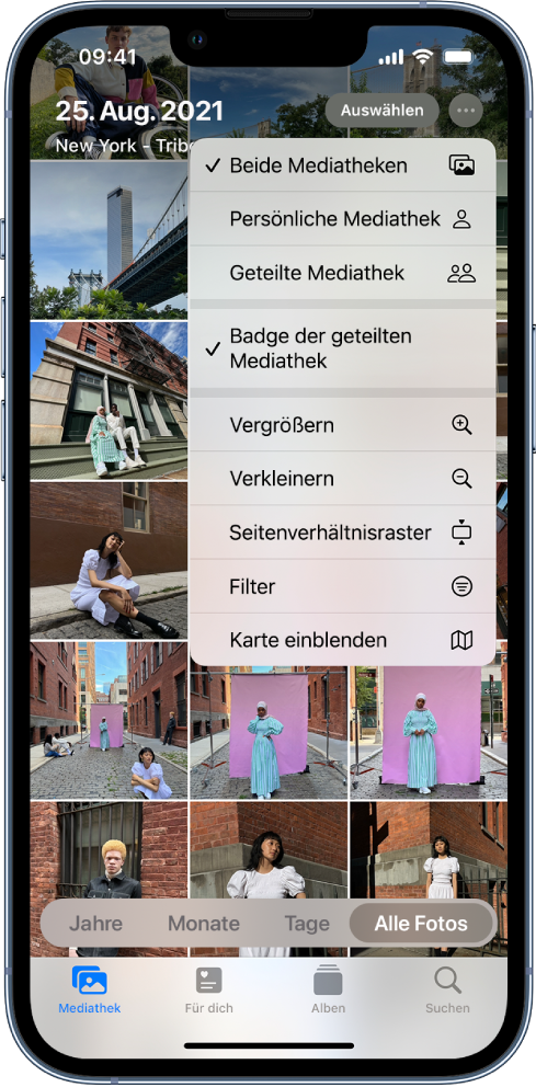 Eine Fotos-Mediathek in der App „Fotos“. Die Taste „Geteilte Mediathek“ oben rechts ist ausgewählt. Die Objekte „Geteilte Mediathek“ und „Badge der geteilten Mediathek“ sind im Menü ausgewählt.