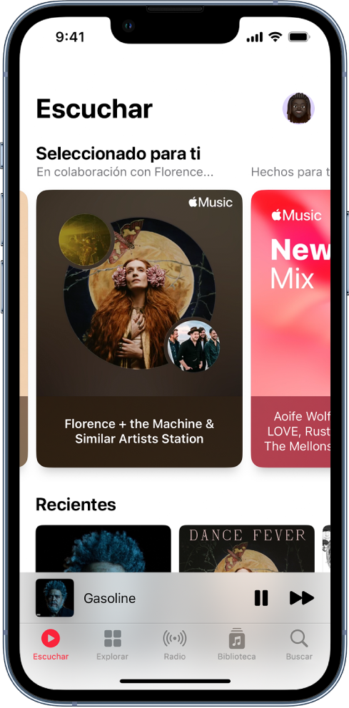 La pantalla Escuchar en Apple Music, con las ilustraciones de las listas Éxitos y Recientes. Debajo de estas están los controles de reproducción y una ilustración en miniatura para la canción actual. Puedes deslizar a la izquierda o a la derecha para ver más música.