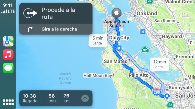 CarPlay mostrando los íconos de Mapas, Música y Mensajes en el lado izquierdo, el mapa de una ruta en automóvil en la derecha, el cual incluye una ruta detallada e información de la hora estimada de llegada.