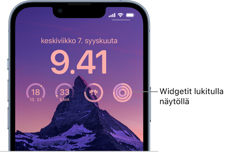 Muokatun lukitun näytön taustalla on kuva Half Dome ‑kalliomuodostelmasta, ja kuvan päällä ovat widgetit lämpötilalle, ilmanlaatuindeksille, AirPods-kuulokkeiden akun varaustasolle ja kuntoiluympyröille.