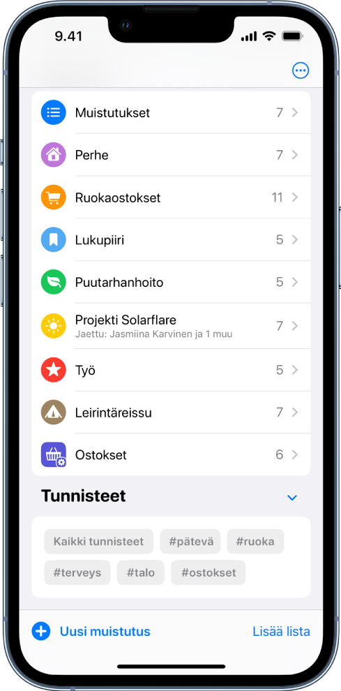Näyttö, jossa näkyy useita listoja Muistutukset-apissa. Tunnisteselain on alhaalla.