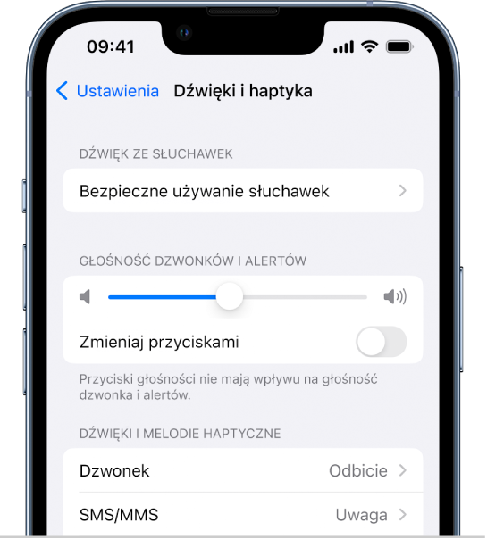 Ekran Dźwięki i haptyka w Ustawieniach. Na ekranie widoczne są następujące opcje (od góry): Dźwięk słuchawek i Bezpieczne używanie słuchawek, Głośność dźwięków i alertów z suwakiem do regulowania głośności oraz opcją umożliwiającą zmienianie głośności przyciskami, oraz Dźwięk i melodie haptyczne z opcjami Dzwonek oraz SMS/MMS.