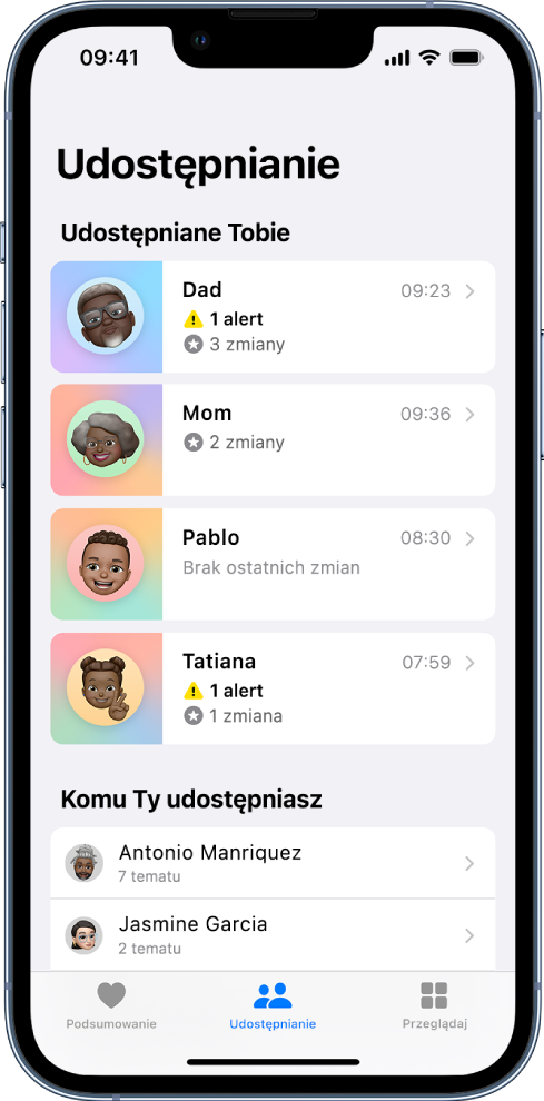 Ekran Udostępnianie w aplikacji Zdrowie. Na środku ekranu widoczna jest etykieta Udostępniane Tobie oraz lista kontaktów, które udostępniają Tobie swoje dane dotyczące zdrowia. Wyświetlane są takie informacje, jak alerty, zmiany oraz brak ostatnich zmian. Poniżej widoczna jest etykieta Komu Ty udostępniasz oraz lista kontaktów. Pod każdym kontaktem wyświetlana jest liczba udostępnianych mu tematów. Na dole ekranu widoczne są przyciski, od lewej do prawej: Podsumowanie, Udostępnianie oraz Przeglądaj. Przycisk Udostępnianie jest zaznaczony.