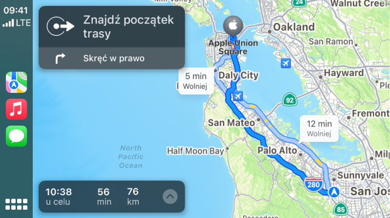 CarPlay z ikonami aplikacji Mapy, Muzyka i Wiadomości po lewej. Po prawej znajduje się mapa trasy przejazdu, zawierająca wskazówki krok po kroku oraz szacowany czas przybycia do celu.