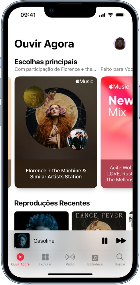 A tela Ouvir Agora no Apple Music com capas de álbuns em Mais Escolhidas e Reproduções Recentes. Abaixo disso, os controles de Reproduzir e uma miniatura da capa do álbum da música sendo reproduzida. Você pode passar o dedo para a esquerda ou direita para visualizar mais músicas.