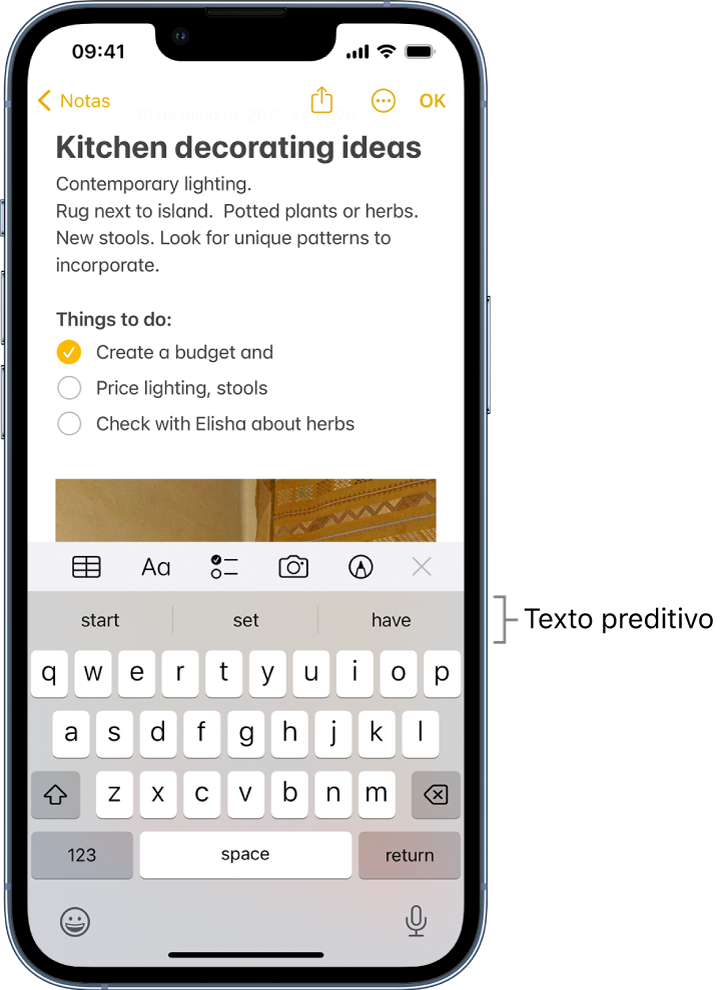 Nota no app Notas mostrando uma lista sendo editada, com sugestões para completar a próxima palavra.