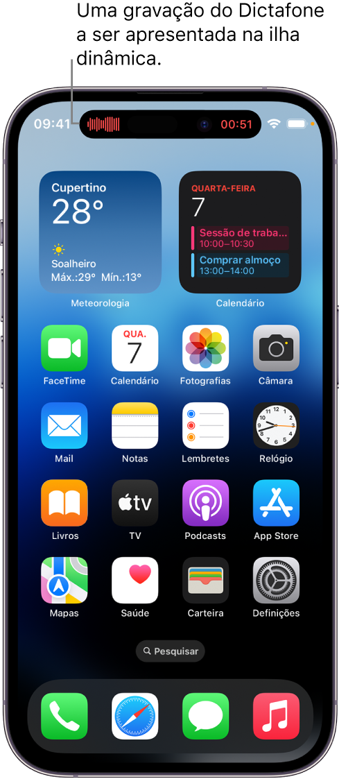 Ecrã principal do iPhone 14 Pro com uma gravação do Dictafone na ilha dinâmica.