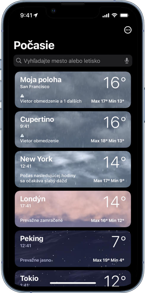 Zoznam miest zobrazujúci čas, aktuálnu teplotu, predpoveď a najvyššiu a najnižšiu teplotu. Navrchu obrazovky je vyhľadávacie pole a v pravom hornom rohu je tlačidlo Viac.