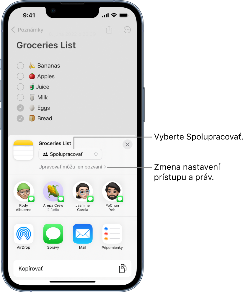 Nákupný zoznam v apke Poznámky s pozvánkou na spoluprácu, so zobrazenou možnosťou zdieľania Spolupracovať a s prístupom a oprávneniami nastavenými na „Upravovať môžu len pozvaní“. Pod týmito možnosťami sa nachádza riadok so štyrmi možnými príjemcami, medzi ktorými je aj skupina dvoch ľudí. Dolný riadok ponúka rôzne spôsoby zdieľania poznámky: AirDrop, Správy, Mail a Pripomienky.