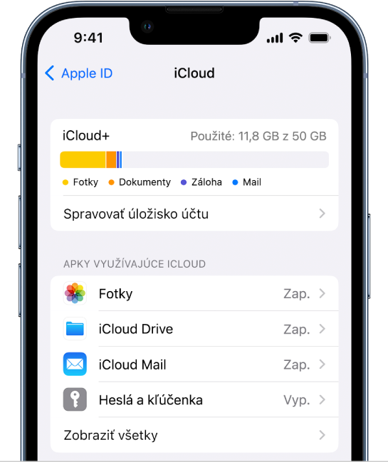 Obrazovka nastavení iCloudu s prehľadom využitia iCloud úložiska a zoznamom apiek a funkcií, ktoré je možné s iCloudom používať, napríklad Fotky, iCloud Drive a iCloud Mail.