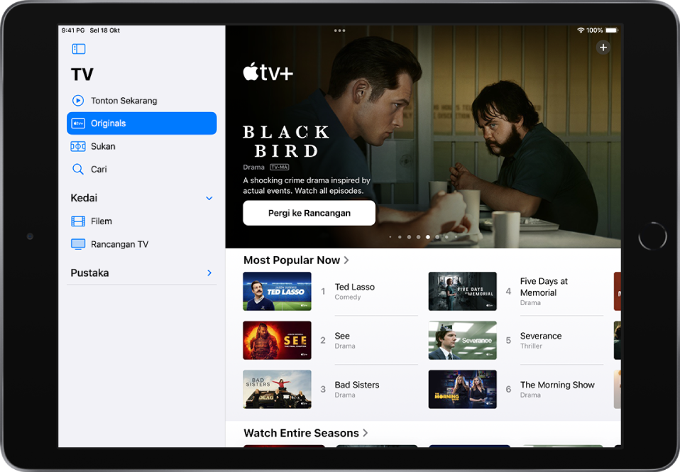 Skrin Apple TV+ menunjukkan Apple Original yang ditampilkan di bahagian tengah, di atas baris Most Popular Now. Di bahagian kiri, dari atas ke bawah, ialah tab Tonton Sekarang, Originals, Sukan dan Cari.
