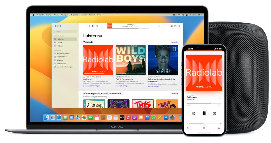 Het Podcasts-venster met het scherm 'Luister nu' op een Mac en iPhone, met een HomePod op de achtergrond.