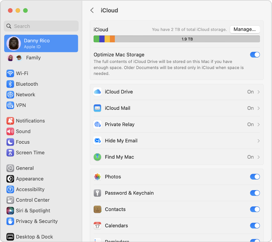The System Settings window with iCloud features selected.