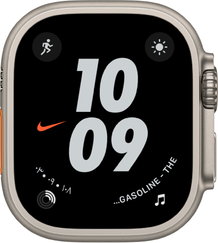 واجهة ساعة Nike Hybrid بأرقام كبيرة يظهر بها الوقت في المنتصف. توجد إضافة التمرين أعلى اليمين، وإضافة حالات الطقس في أعلى اليسار، وإضافة النشاط في أسفل اليمين، وإضافة الموسيقى في أسفل اليسار.