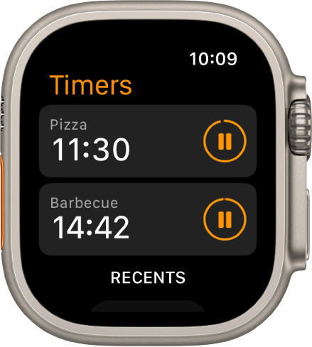 Два таймера в приложението Timers (Таймери). Таймер, наречен „Pizza“ („Пица“) е отгоре. Отдолу е таймер, наречен „Barbecue“ („Барбекю“). Всеки таймер показва оставащото време под името на таймера и бутон за прекратяване вдясно. В долната част на екрана е бутонът Recents (Последни).