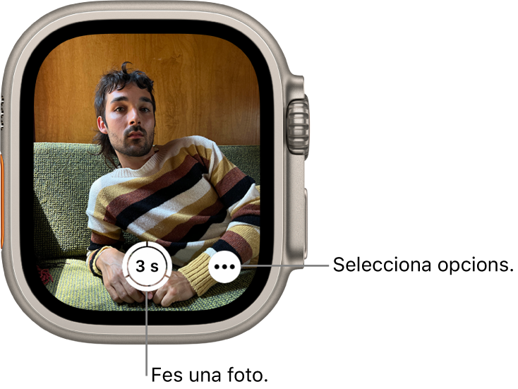 Mentre s’utilitza com a control de la càmera, la pantalla de l’Apple Watch mostra la imatge de la càmera de l’iPhone. El botó “Fer foto” és a la part inferior central amb el botó “Més opcions” a la dreta. Si has fet una foto, el botó “Visor de fotos” és a la part inferior esquerra.