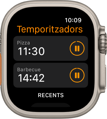 Dos temporitzadors a l’app Temporitzadors. A dalt hi ha un temporitzador anomenat “Pizza”. I a sota, un temporitzador anomenat “Barbacoa”. Cada temporitzador mostra el temps restant sota el seu nom i un botó de pausa a la dreta. A la part inferior de la pantalla apareix el botó Recents.