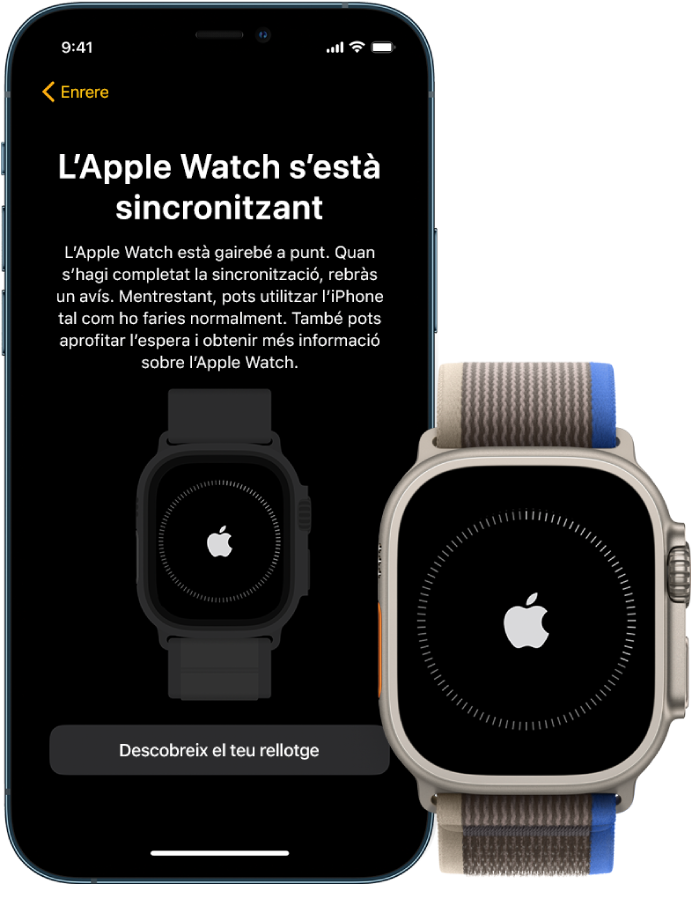Un iPhone i un Apple Watch Ultra, l’un al costat de l’altre. La pantalla de l’iPhone mostra el text “L’Apple Watch s’està sincronitzant”. L’Apple Watch Ultra mostra el progrés de la sincronització.