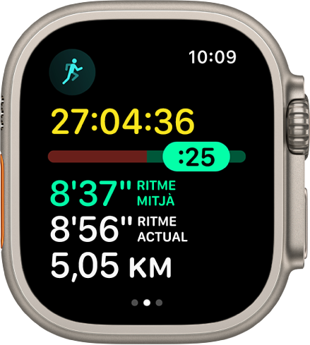 L’app Entrenament de l’Apple Watch amb les estadístiques del ritme en un entrenament de córrer. A la part superior es mostra la durada de la carrera. A sota hi ha un regulador que indica fins a quin punt vas per sobre o per sota del teu ritme. Més avall hi ha els valors de ritme mitjà, ritme actual i distància.