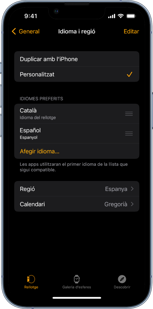 A la pantalla “Idioma i regió” de l’Apple Watch hi apareixen els idiomes anglès i espanyol a sota de l’opció “Idioma preferit”.