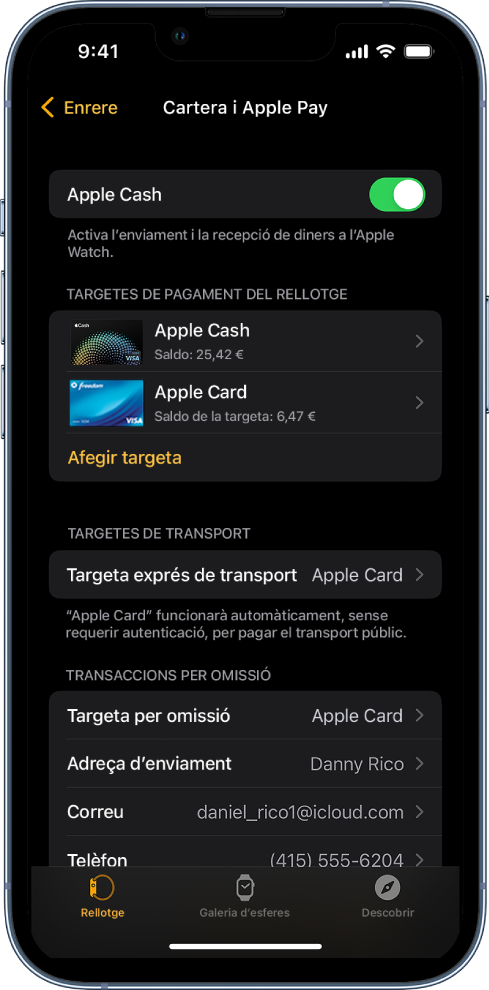 Pantalla “Cartera i Apple Pay” a l’Apple Watch de l’iPhone. La pantalla mostra les targetes afegides a l’Apple Watch, la targeta escollida com a targeta exprés de transport, i la configuració per omissió de les transaccions.