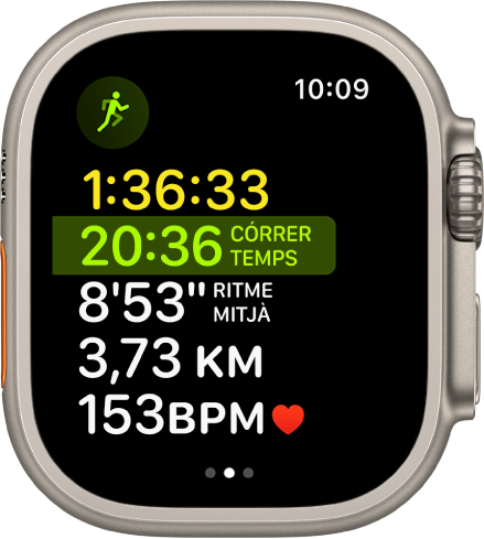 L’app Entrenament amb un entrenament multiesport en curs. La pantalla mostra el temps transcorregut total, el temps durant el qual has corregut, el ritme mitjà, la distància i la freqüència cardíaca.