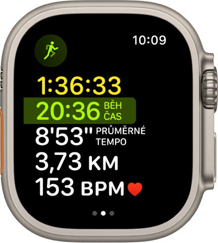 Aplikace Cvičení s probíhajícím kombinovaným tréninkem. Na displeji se zobrazuje celkový uplynulý čas, doba běhu, průměrné tempo, vzdálenost a tepová frekvence.