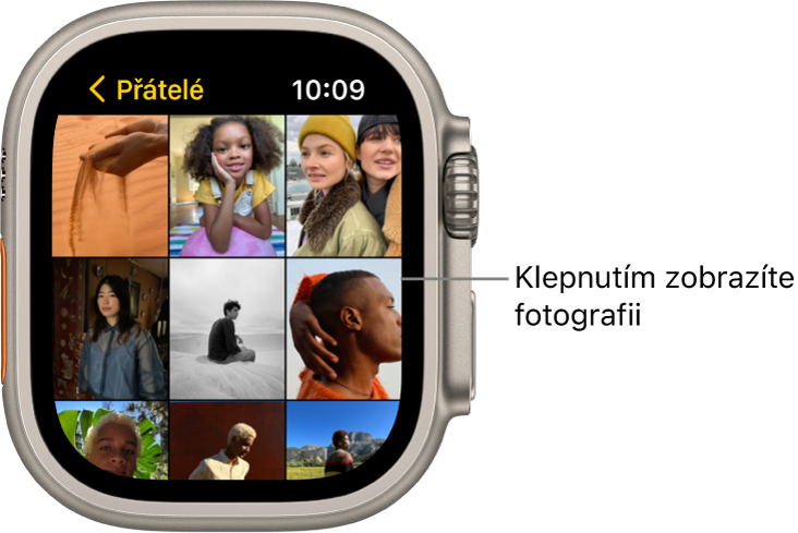 Hlavní obrazovka aplikace Fotky na hodinkách Apple Watch s několika fotkami zobrazenými v mřížce.