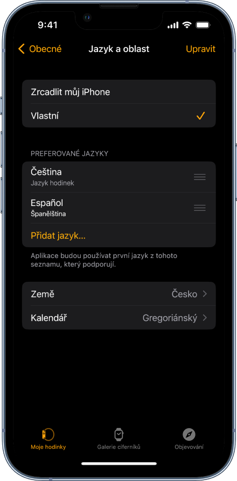Obrazovka Jazyk a oblast v aplikaci Apple Watch se zobrazenými položkami Angličtina a Španělština v části Preferované jazyky