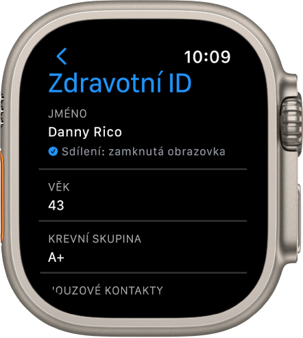 Obrazovka Zdravotní ID na hodinkách Apple Watch se zobrazením jména, věku a krevní skupiny uživatele. Pod jménem je zaškrtávací znaménko označující, že je Zdravotní ID sdíleno na uzamčené obrazovce. Vlevo nahoře je umístěné tlačítko Hotovo.