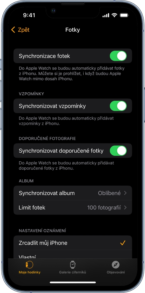 Nastavení Fotky v aplikaci Apple Watch na iPhonu s volbou Synchronizace fotek uprostřed a Limit fotek pod ní.