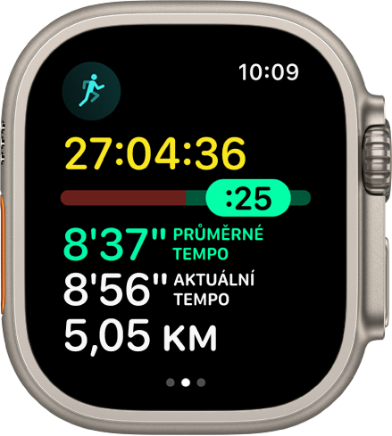 Aplikace Cvičení na Apple Watch se zobrazenými analytickými údaji pro tempo tréninku z kategorie Venkovní běh. Nahoře je uvedena doba trvání běhu. Dole je posuvník znázorňující, jak moc jste ve svém tempu napřed či pozadu. Dole je vidět průměrné tempo, aktuální tempo a vzdálenost.