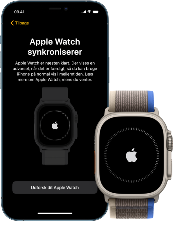 En iPhone og et Apple Watch Ultra ved siden af hinanden. Skærmen på iPhone viser “Apple Watch synkroniserer”. Apple Watch Ultra viser synkroniseringsstatus.