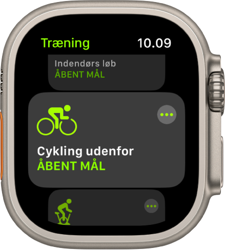 Skærmen Træning med træningen Cykling udenfor fremhævet. Øverst til højre for træningens navn vises knappen Mere. En del af træningen Løb indenfor er ovenfor. En del af træningen Cykling indenfor er ovenfor.
