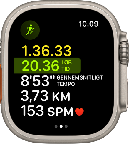 Appen Træning, der viser en igangværende multisportstræning. Skærmen viser den samlede forløbne tid, hvor længe du har løbet, gennemsnitstempoet, distancen og pulsen.