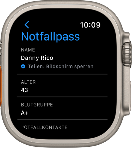 Der Notfallpass auf der Apple Watch mit dem Namen, dem Alter und der Blutgruppe. Unter dem Namen befindet sich ein Häkchen, das darauf hinweist, dass der Notfallpass im Sperrbildschirm geteilt wird. Oben links befindet sich die Taste „Fertig“.