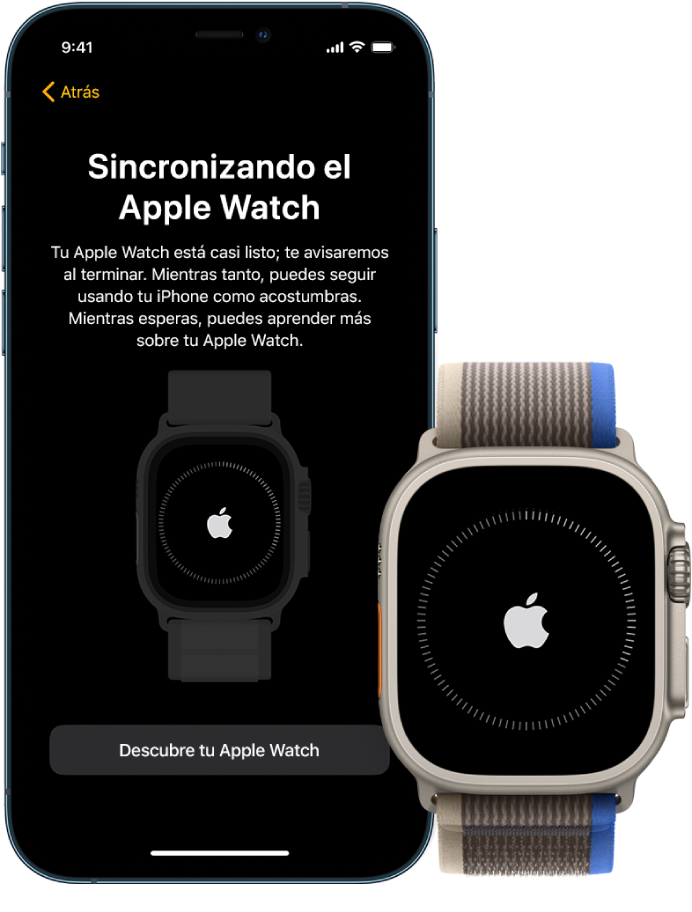 Un iPhone y un Apple Watch Ultra lado a lado. La pantalla del iPhone muestra Sincronizando el Apple Watch El Apple Watch Ultra muestra el progreso de la sincronización.