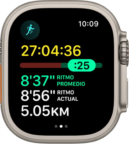 La app Entrenamiento en el Apple Watch mostrando el análisis de ritmo en un entrenamiento de Correr en interiores. En la parte superior está la duración de la carrera. Abajo se muestra un regulador que indica lo adelantado o atrasado que estás respecto a tu ritmo. Abajo aparece el ritmo promedio, el ritmo actual y la distancia.