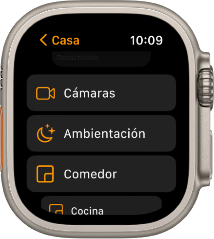 La app Casa muestra una lista de habitaciones, e incluye cámaras, un botón Ambientaciones y dos habitaciones.