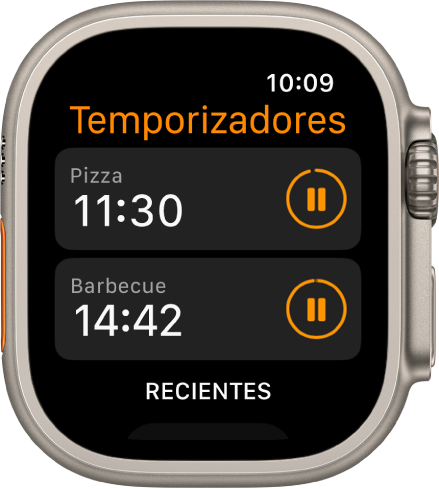 Dos temporizadores en la app Temporizadores. Un temporizador llamado Pizza está en la parte superior. Debajo está un temporizador llamado Carne asada. Cada temporizador muestra el tiempo restante debajo de su nombre, y el botón Pausar a la derecha. Un botón Recientes está en la parte inferior de la pantalla.