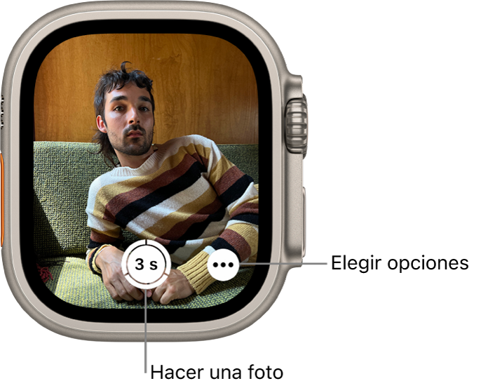 Mientras se utiliza como mando a distancia de la cámara, la pantalla del Apple Watch muestra qué hay en el visor de la cámara del iPhone. El botón “Hacer foto” se encuentra en el centro de la parte inferior de la pantalla, con el botón “Más opciones” a la derecha. Si has hecho una foto, el botón “Visor de fotos” se encuentra en la parte inferior izquierda de la pantalla.