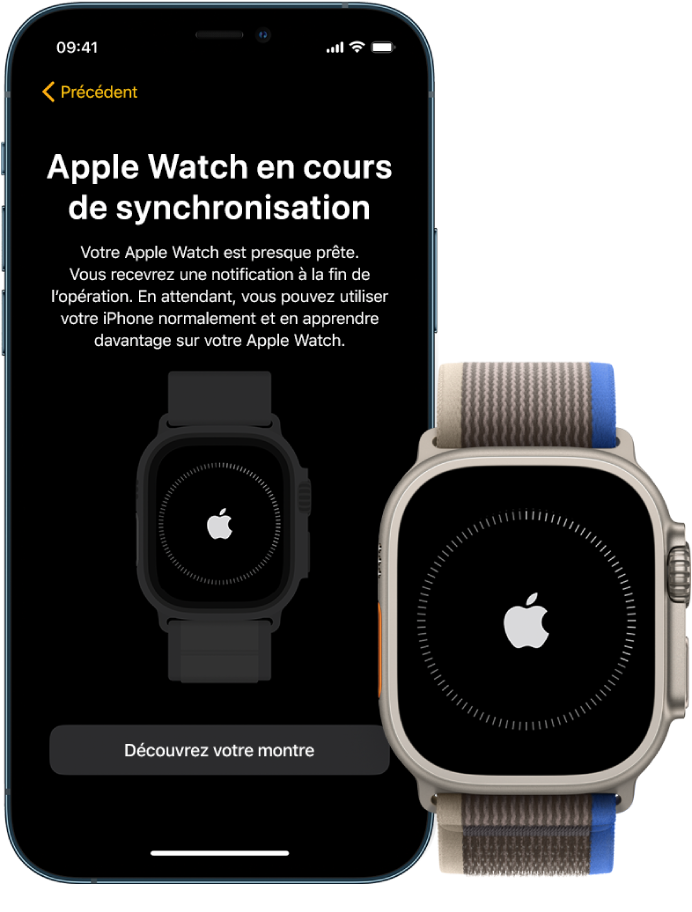Un iPhone et une Apple Watch Ultra côte à côte. L’écran de l’iPhone affiche « Apple Watch en cours de synchronisation ». L’Apple Watch Ultra affiche la progression de la synchronisation.