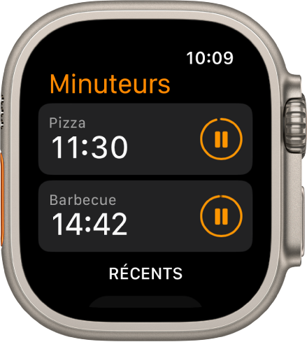 Deux minuteurs dans l’app Minuteurs. Un minuteur appelé « Pizza » près du haut de l’écran, En dessous, on voit un minuteur appelé « Barbecue ». Chaque minuteur affiche le temps restant sous son nom ainsi qu’un bouton Pause à sa droite. Un bouton Récents s’affiche au bas de l’écran.